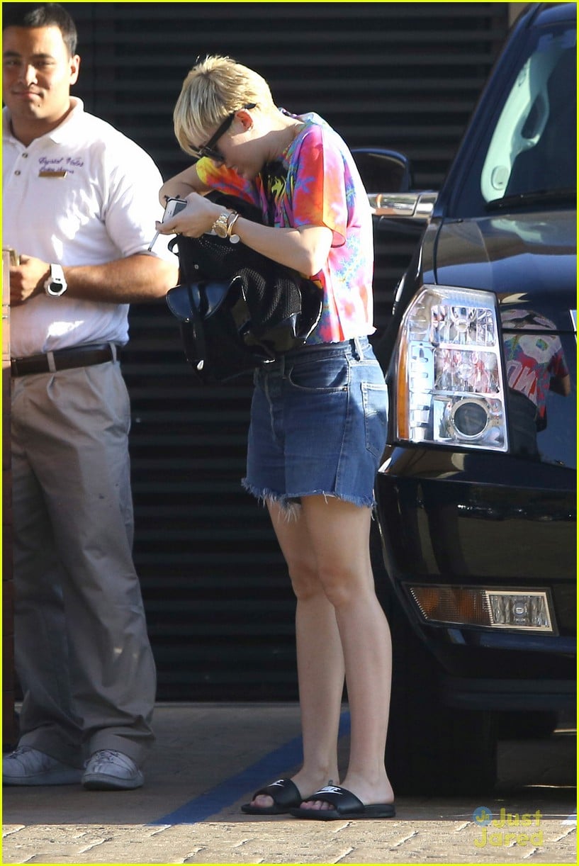miley cyrus out with friends 10