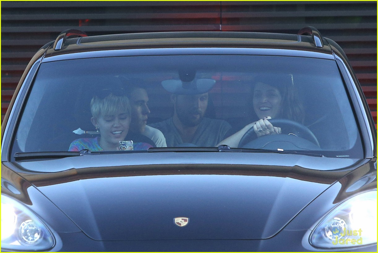 miley cyrus out with friends 15