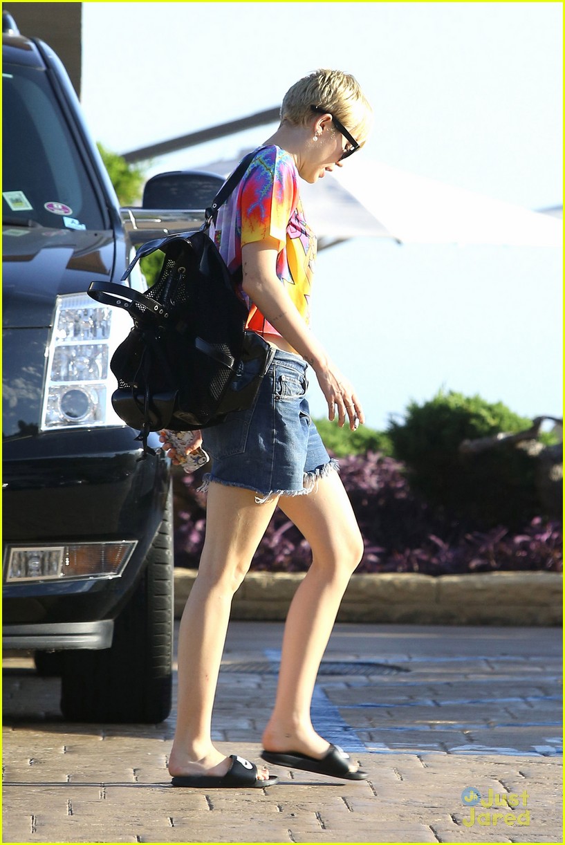 miley cyrus out with friends 18