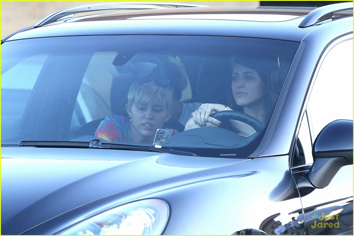 miley cyrus out with friends 20