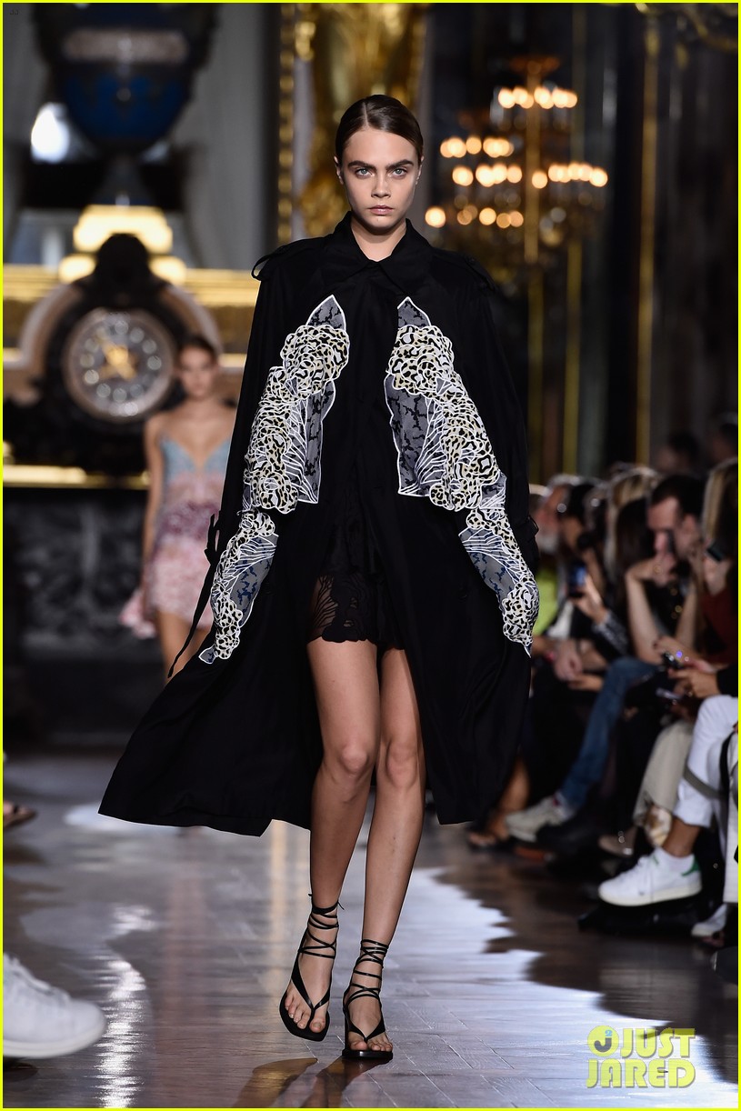 Cara Delevingne Is The Fiercest at Stella McCartney s Paris Fashion Show Photo 723773 Cara Delevingne Pictures Just Jared Jr