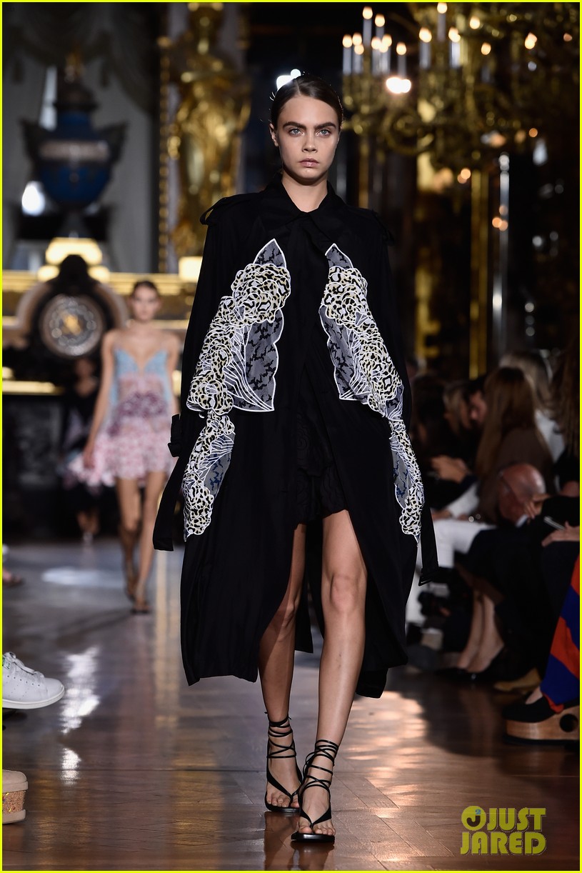 cara delevingne fiercely hits the runway for stella mccartney 09