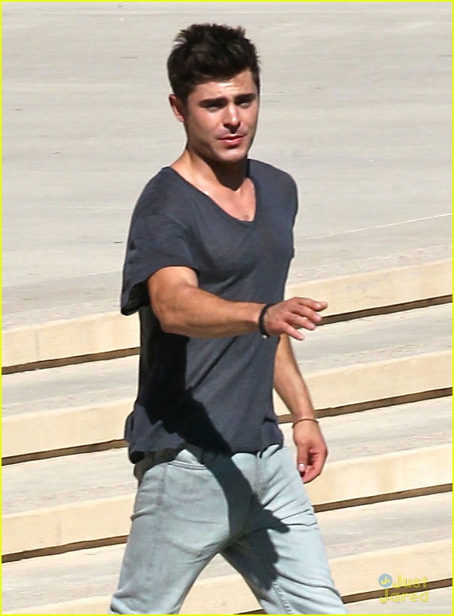 zac efron waves to camera we are your friends 06