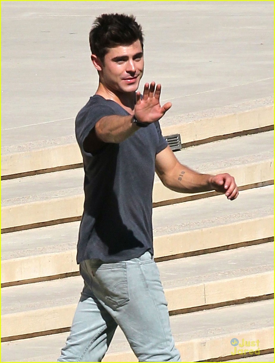 zac efron waves to camera we are your friends 07