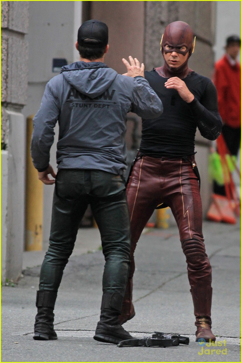 grant gustin stephen amell the flash arrow crossover 01