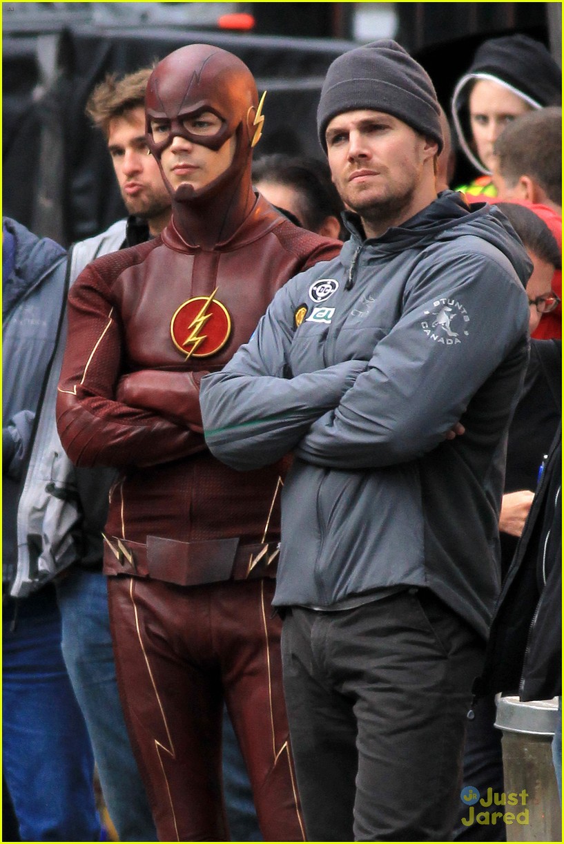 grant gustin stephen amell the flash arrow crossover 02
