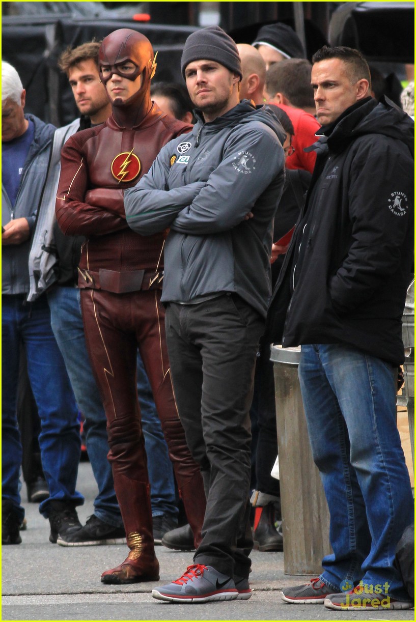 grant gustin stephen amell the flash arrow crossover 04