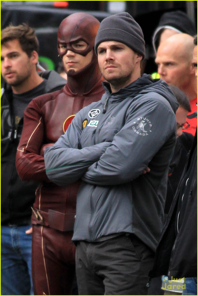 grant gustin stephen amell the flash arrow crossover 05