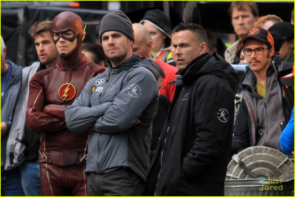grant gustin stephen amell the flash arrow crossover 07