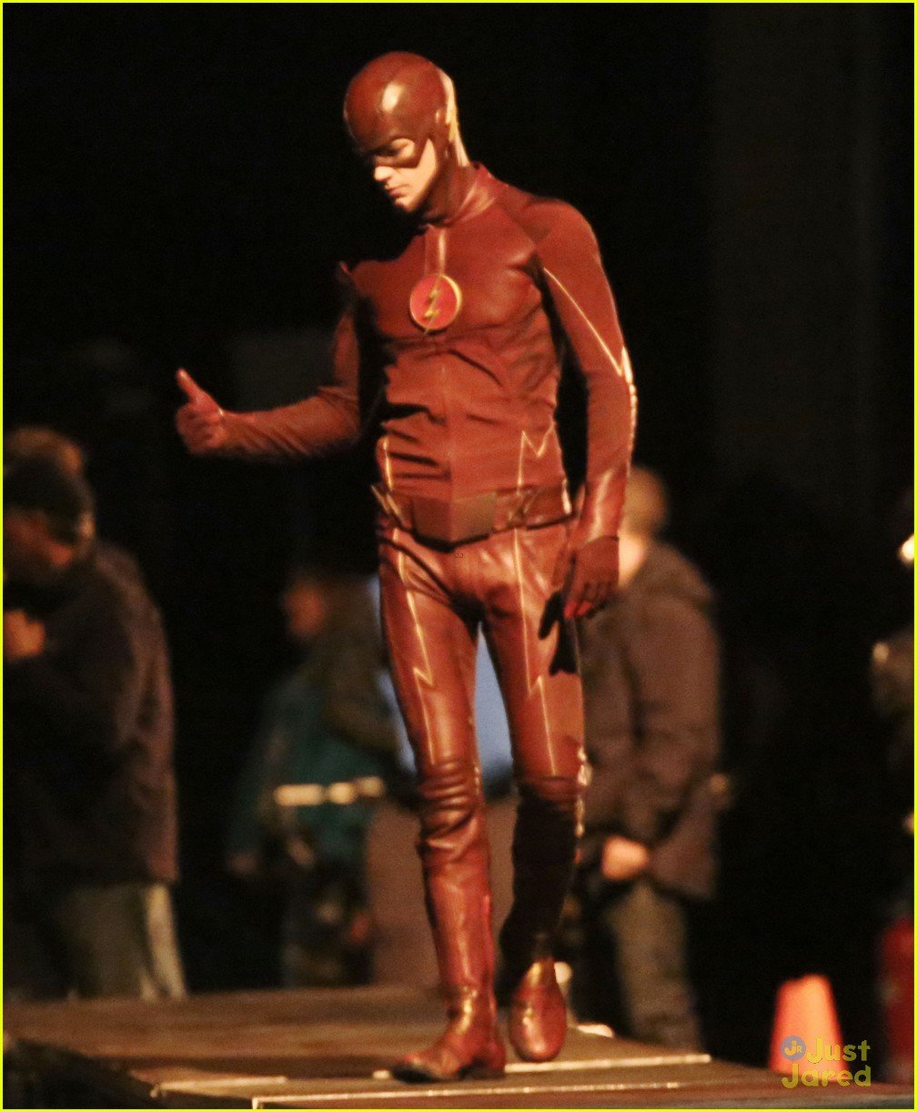 stephen amell grant gustin arrow flash xover more pics 01