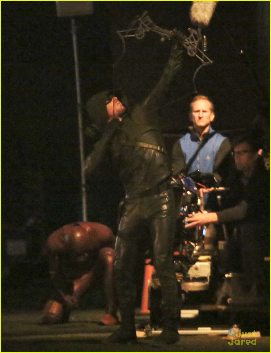 stephen amell grant gustin arrow flash xover more pics 02