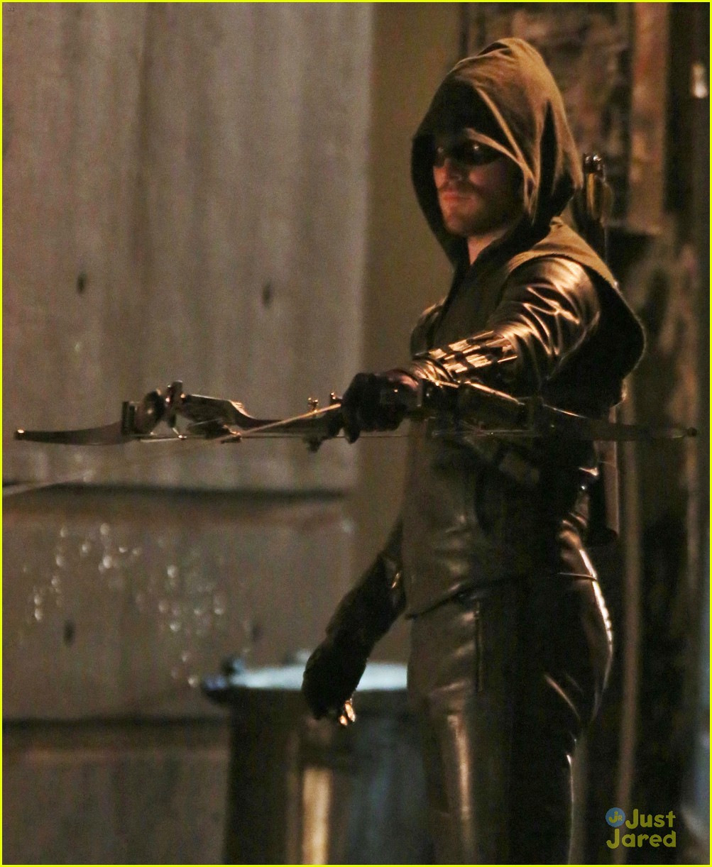 stephen amell grant gustin arrow flash xover more pics 03
