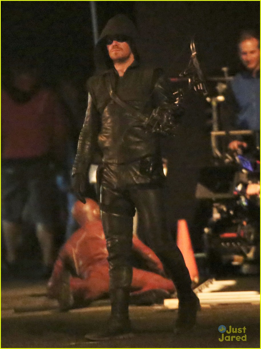 stephen amell grant gustin arrow flash xover more pics 04