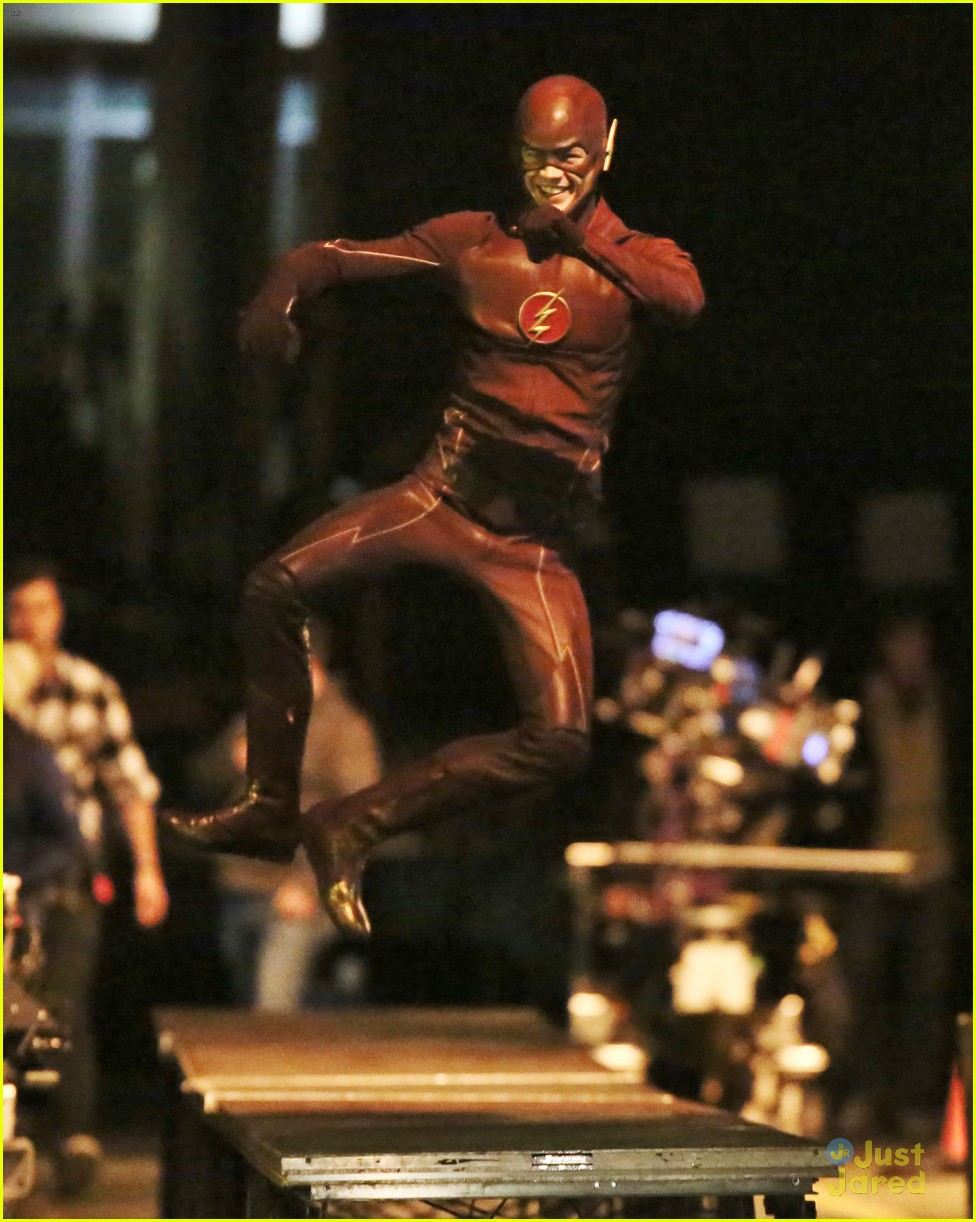 stephen amell grant gustin arrow flash xover more pics 05