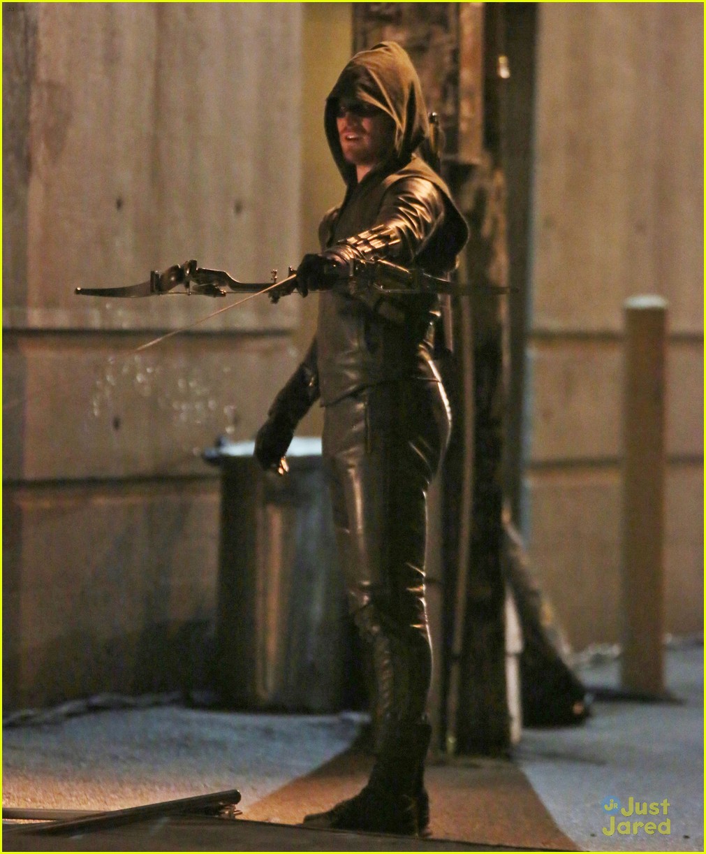 stephen amell grant gustin arrow flash xover more pics 06