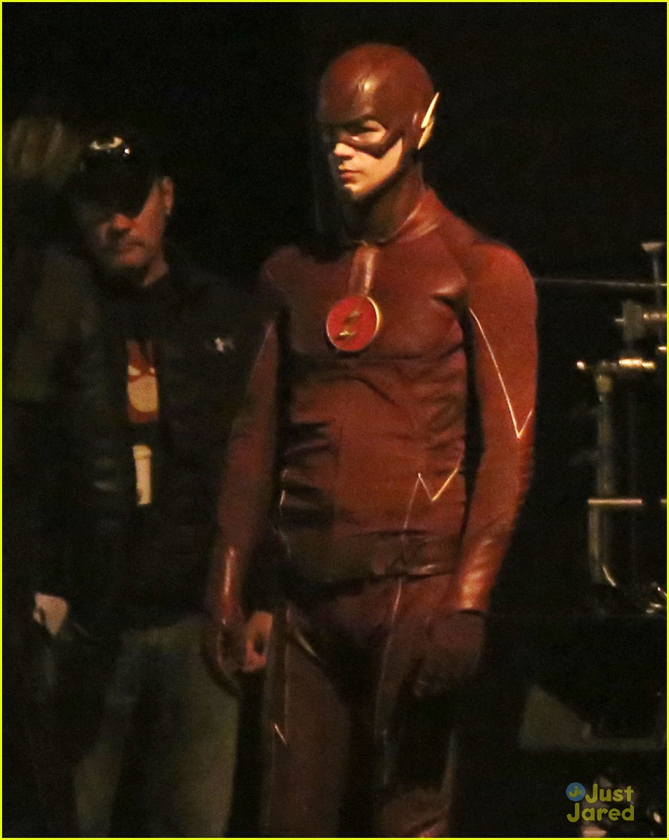 stephen amell grant gustin arrow flash xover more pics 07