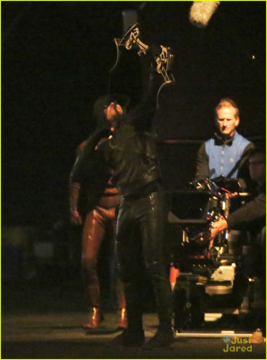 stephen amell grant gustin arrow flash xover more pics 08