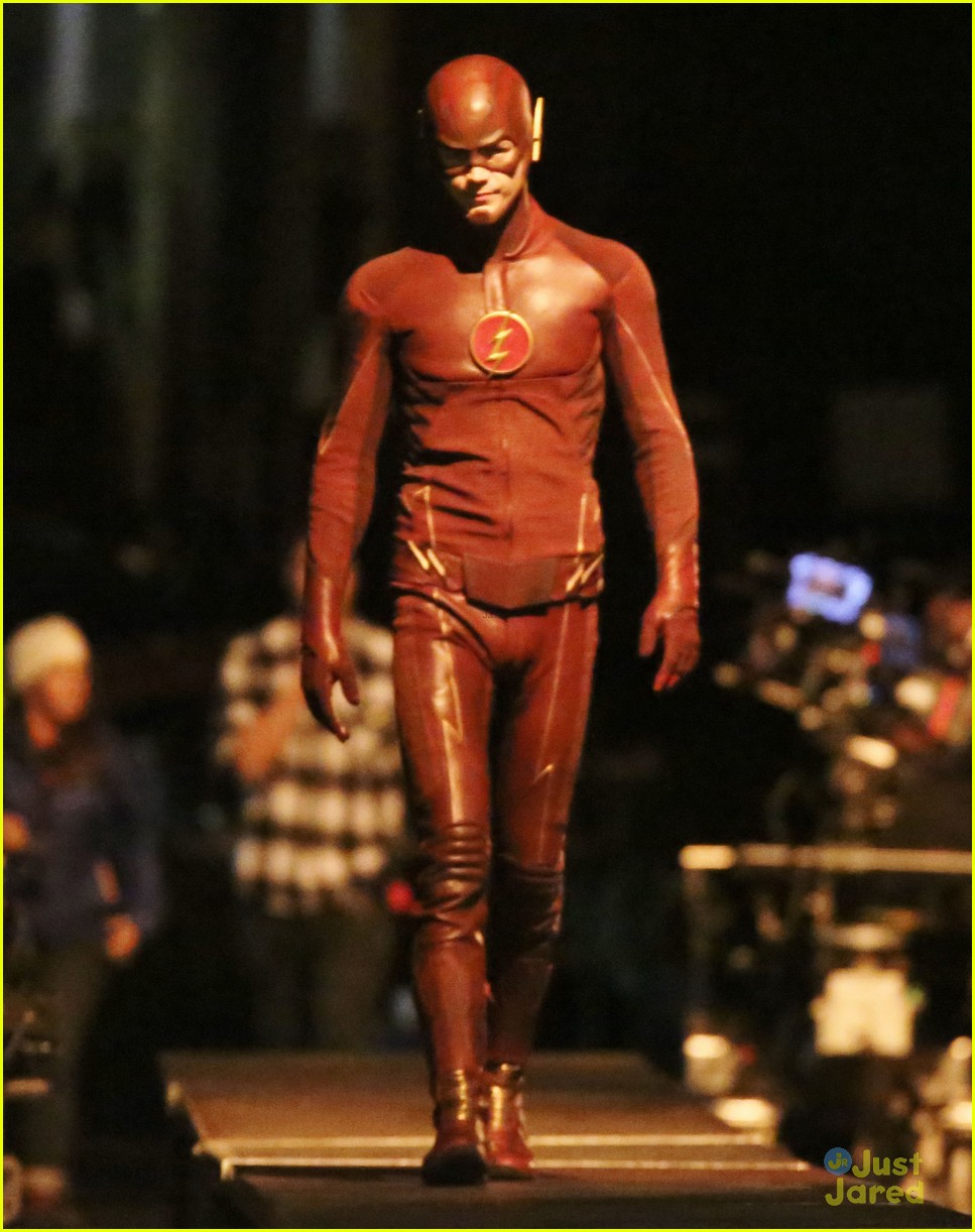 stephen amell grant gustin arrow flash xover more pics 09