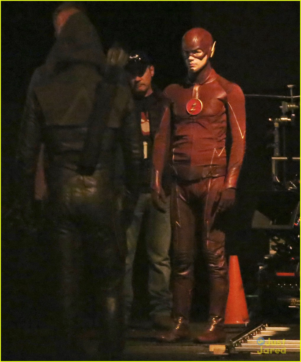 stephen amell grant gustin arrow flash xover more pics 11