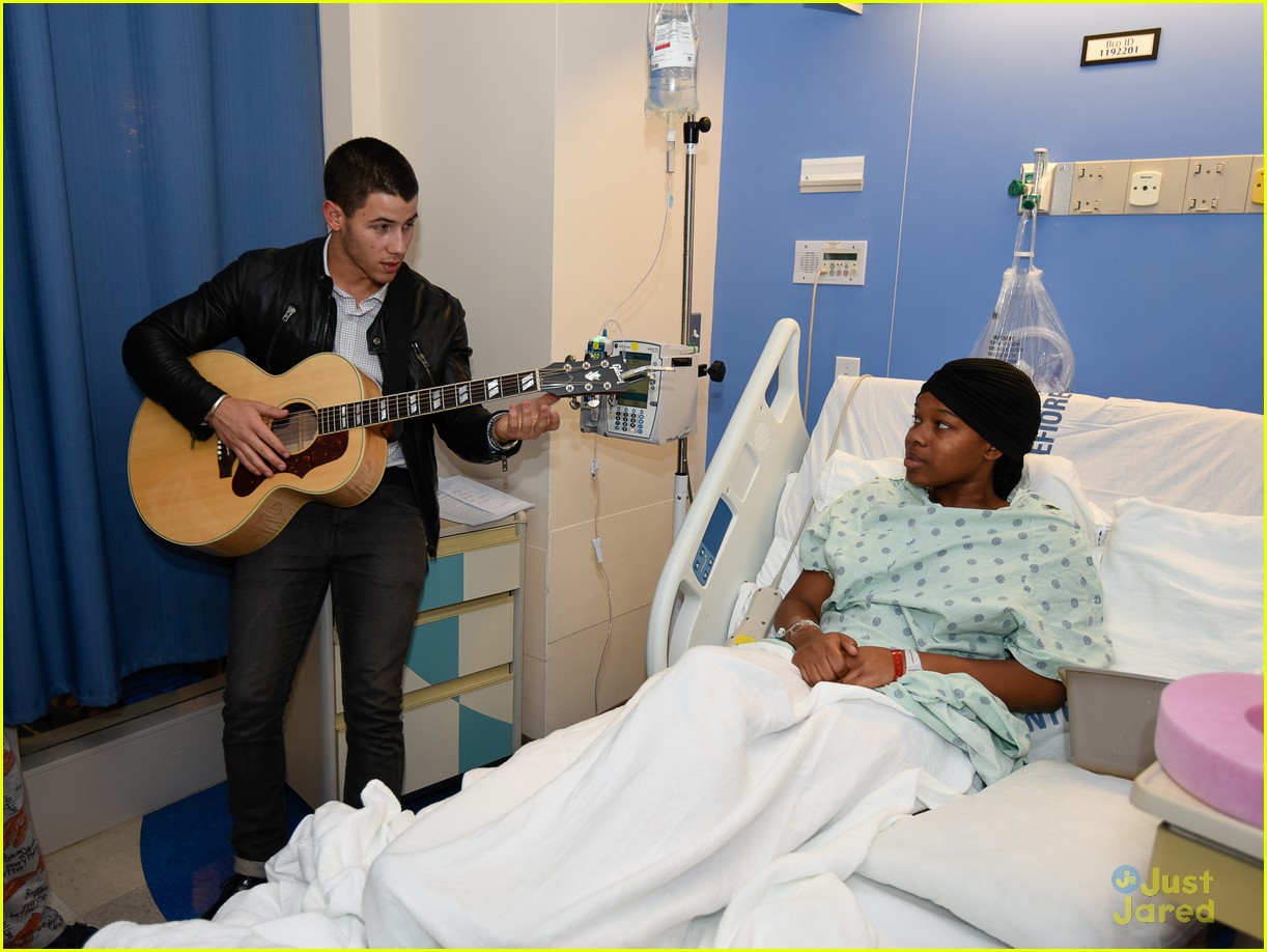 nick jonas guitar childrens hospital 08