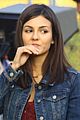 victoria justice drives car on set eye candy 01