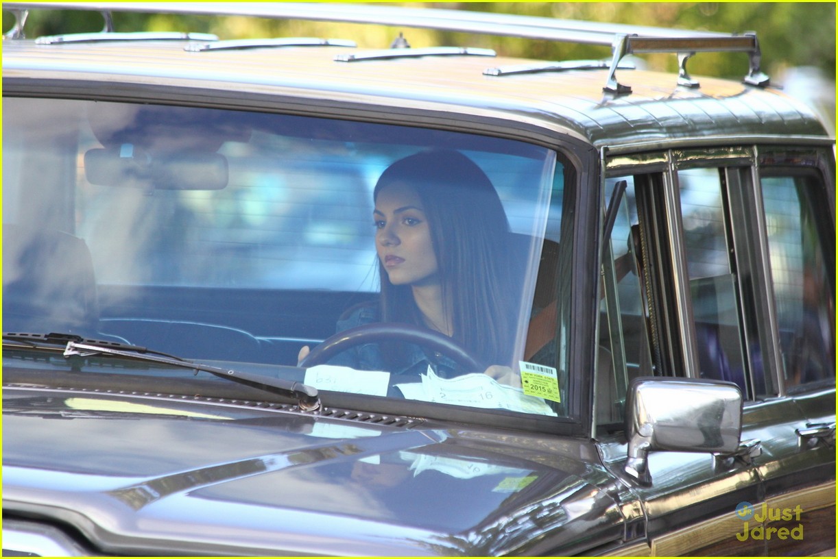 victoria justice drives car on set eye candy 02
