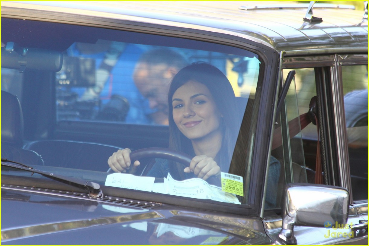 victoria justice drives car on set eye candy 04