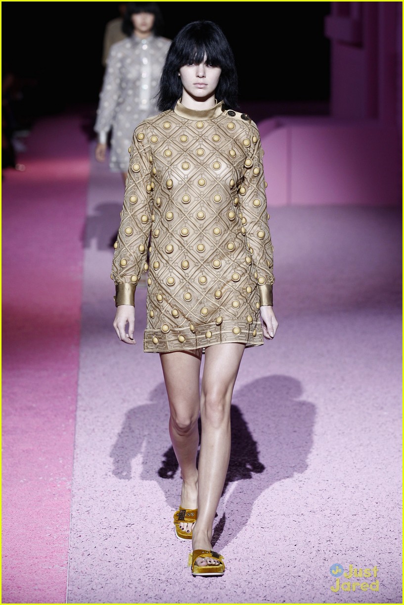 kendall jenner gigi hadid go makeup less for marc jacobs show 04