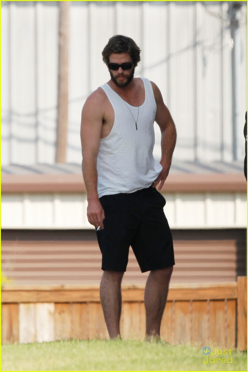 liam hemsworth bares his muscles in a tank top 03