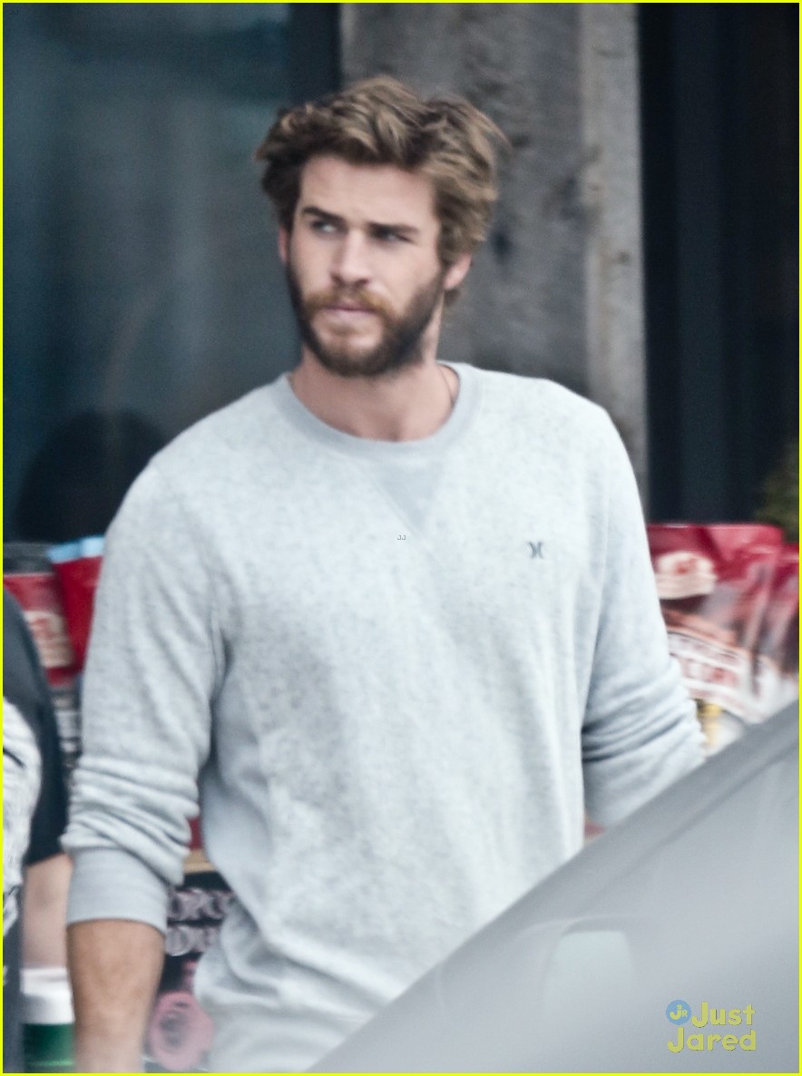 liam hemsworth steps out after miley cyrus love declaration 04