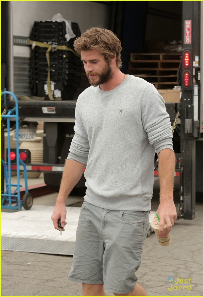 liam hemsworth steps out after miley cyrus love declaration 08