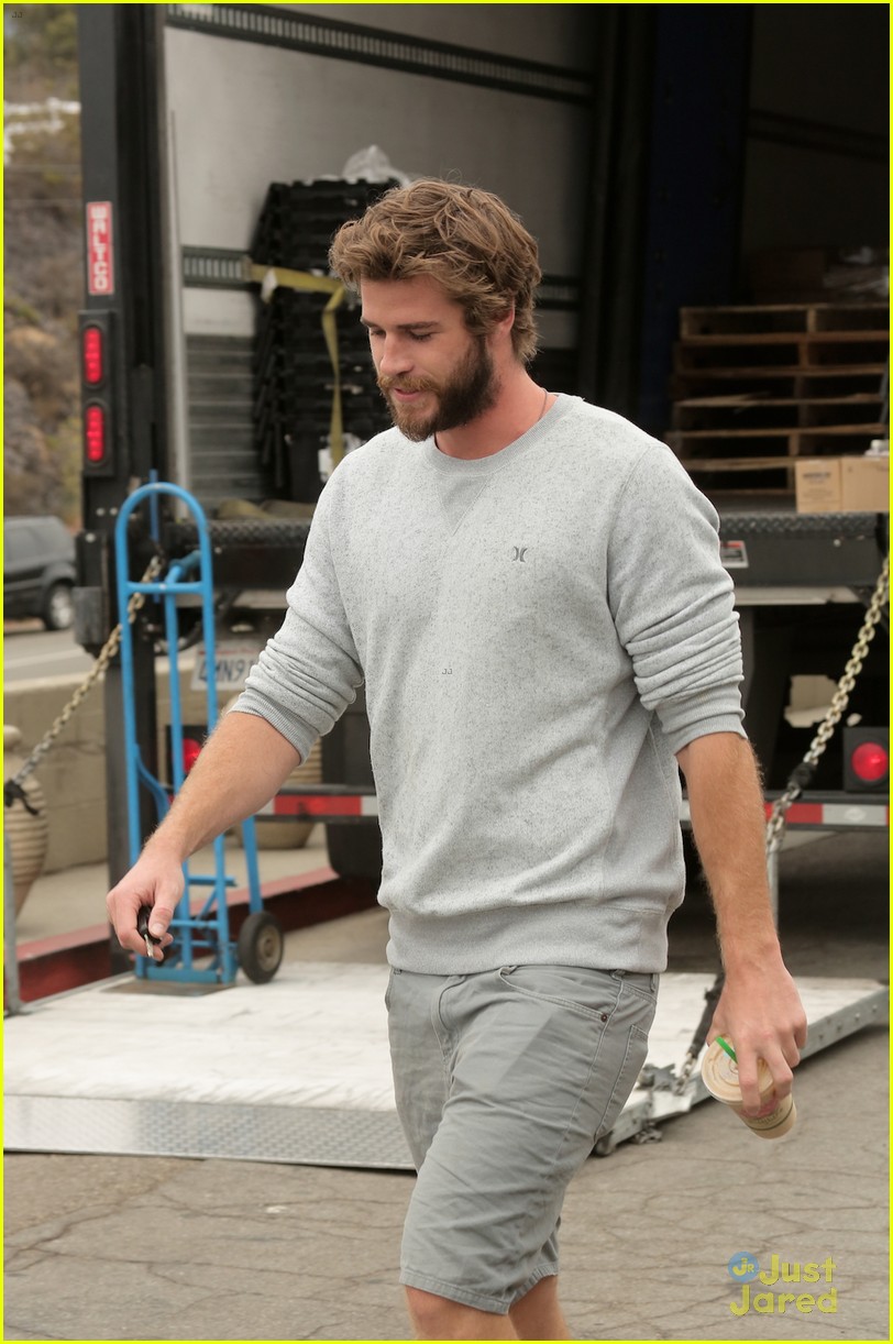 liam hemsworth steps out after miley cyrus love declaration 09