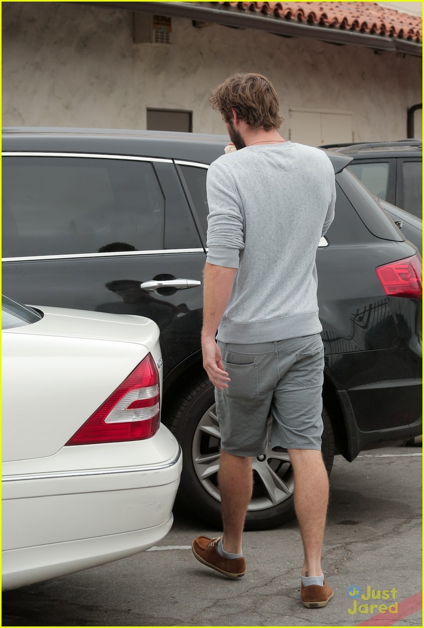 liam hemsworth steps out after miley cyrus love declaration 10