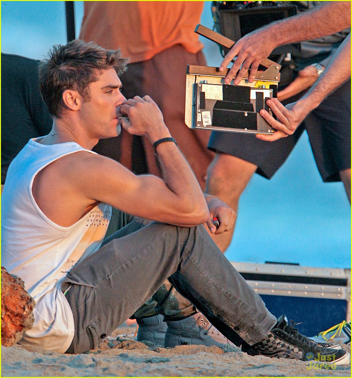 zac efron max joseph shirtless we are your friends beach 04