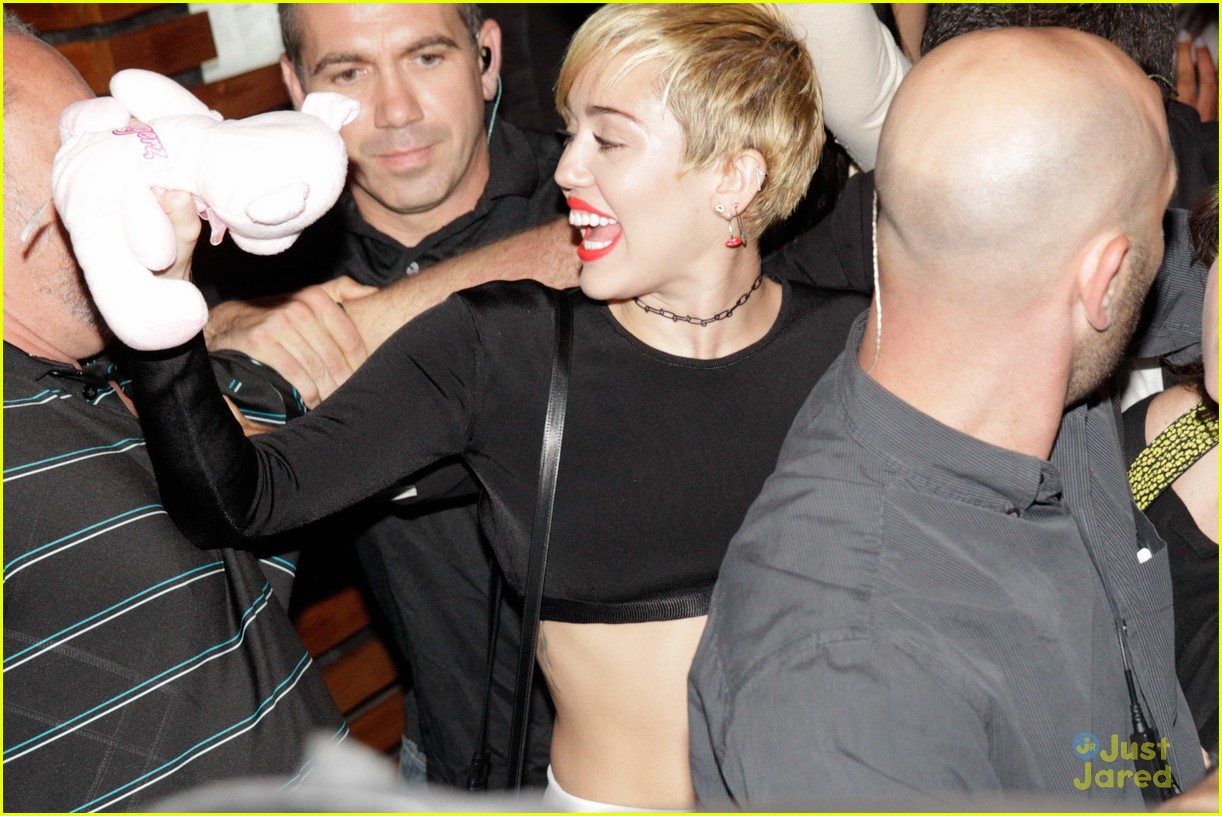 miley cyrus bares her abs for girls night out 01