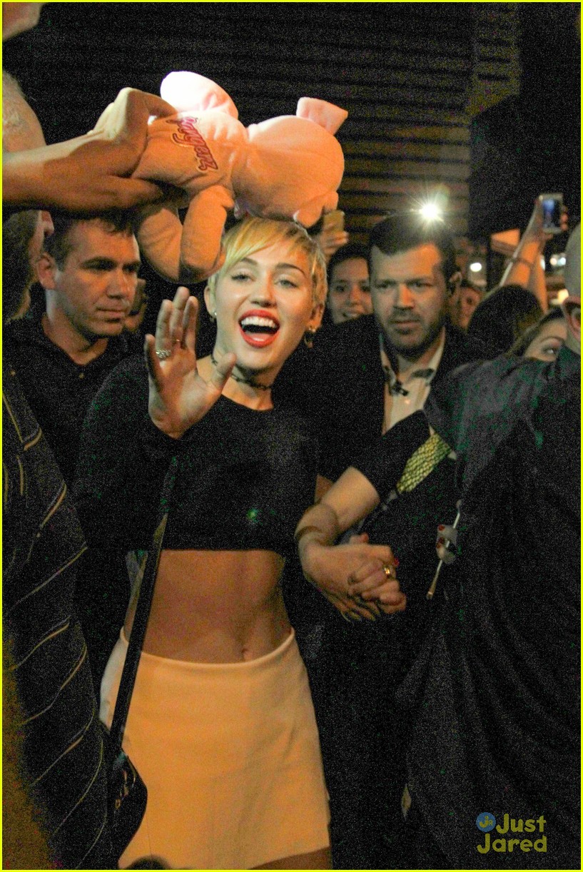 miley cyrus bares her abs for girls night out 04
