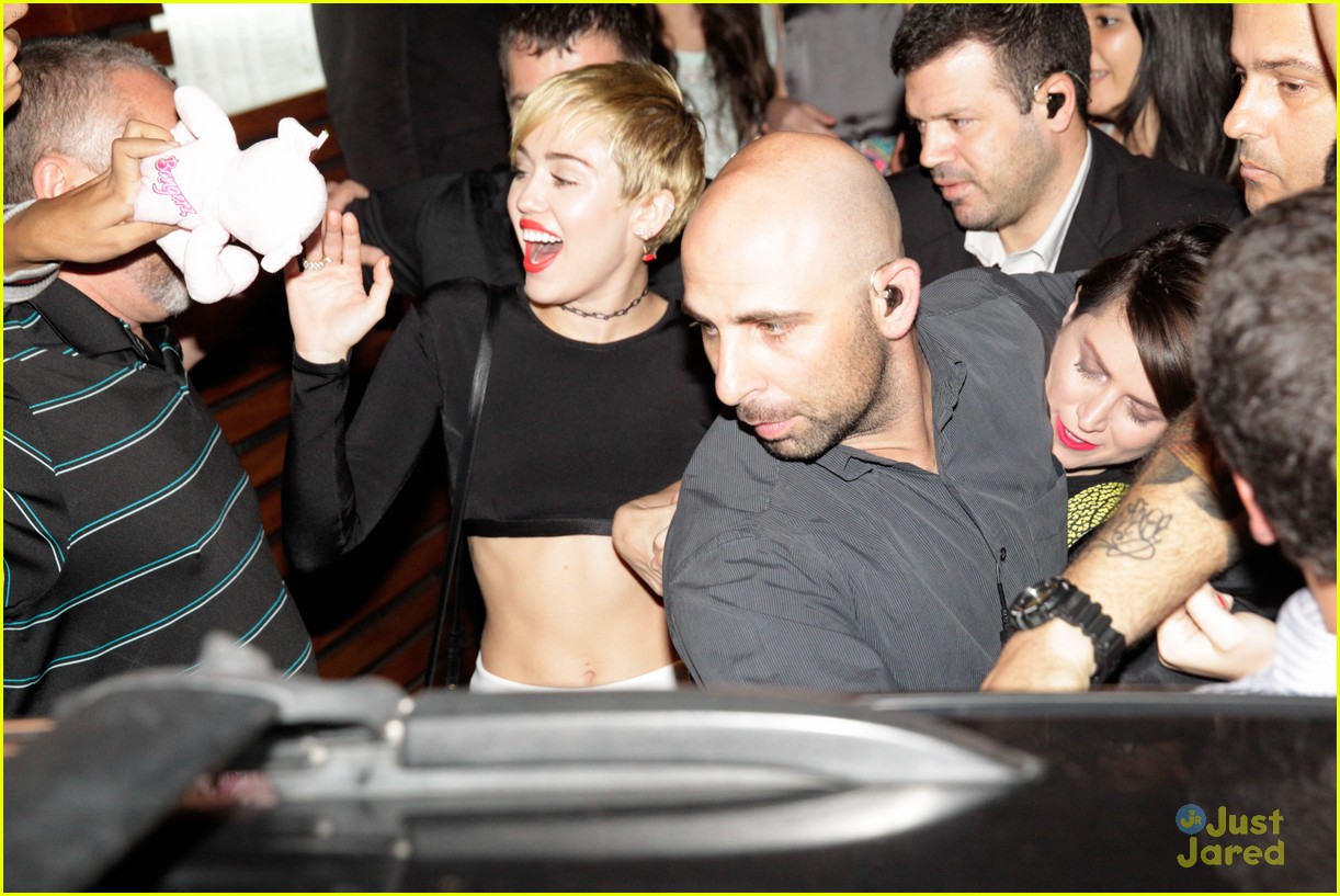 miley cyrus bares her abs for girls night out 05