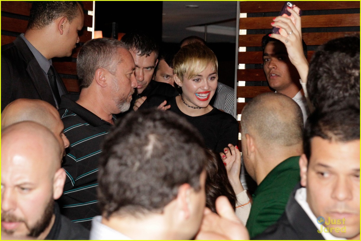 miley cyrus bares her abs for girls night out 06