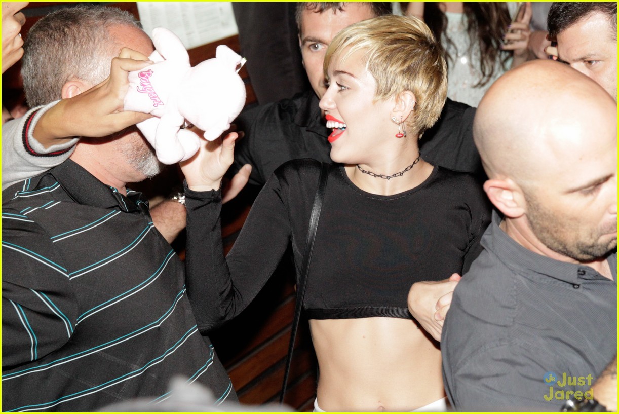 miley cyrus bares her abs for girls night out 07