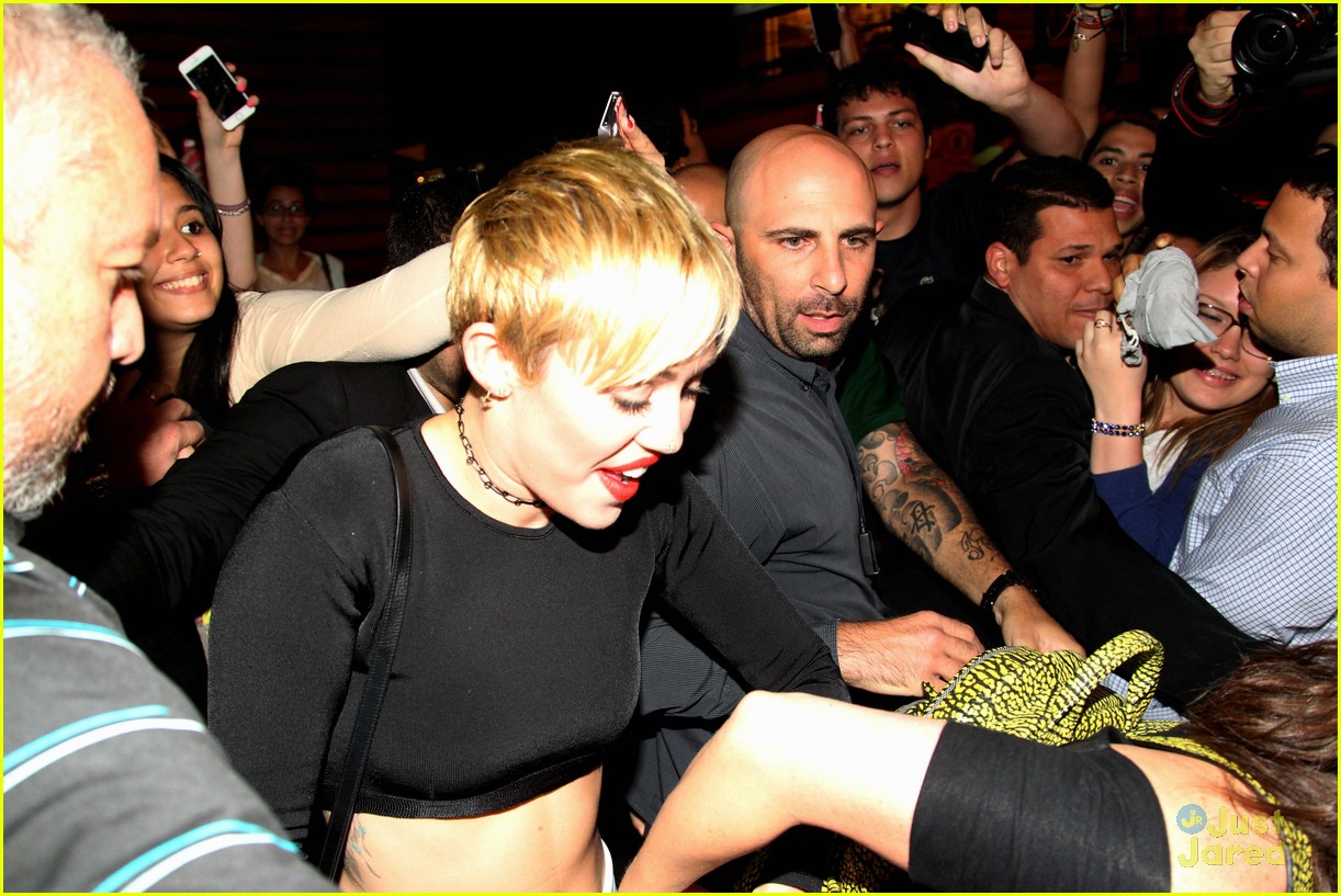 miley cyrus bares her abs for girls night out 11