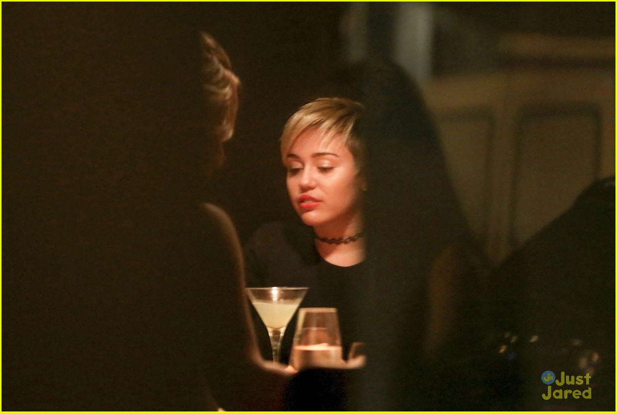miley cyrus bares her abs for girls night out 13