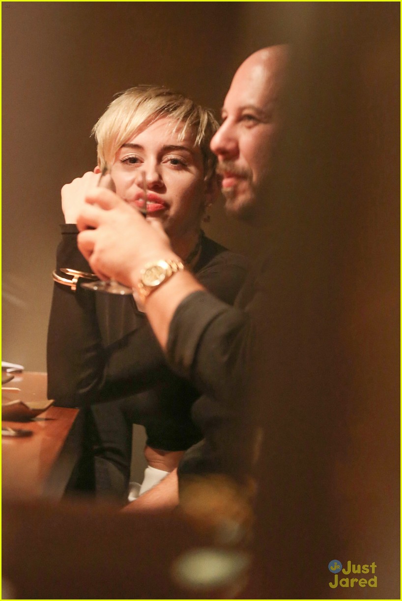 miley cyrus bares her abs for girls night out 14