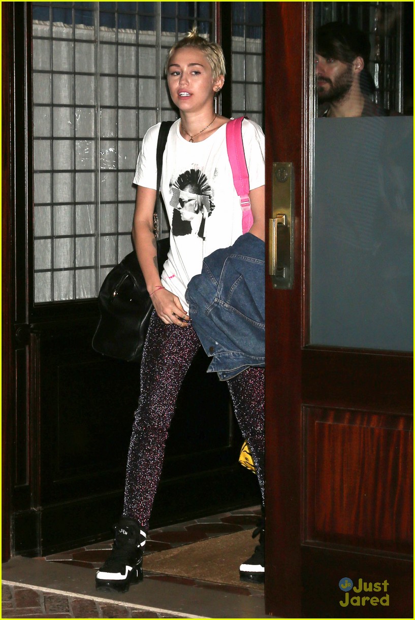 miley cyrus greets fans outside nyc hotel 06