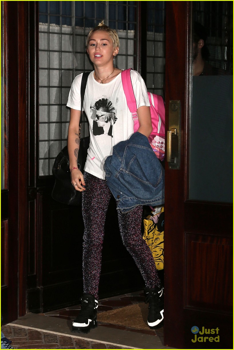 miley cyrus greets fans outside nyc hotel 07
