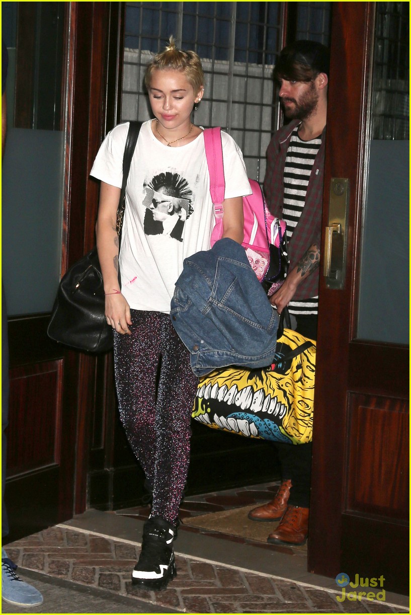 miley cyrus greets fans outside nyc hotel 08