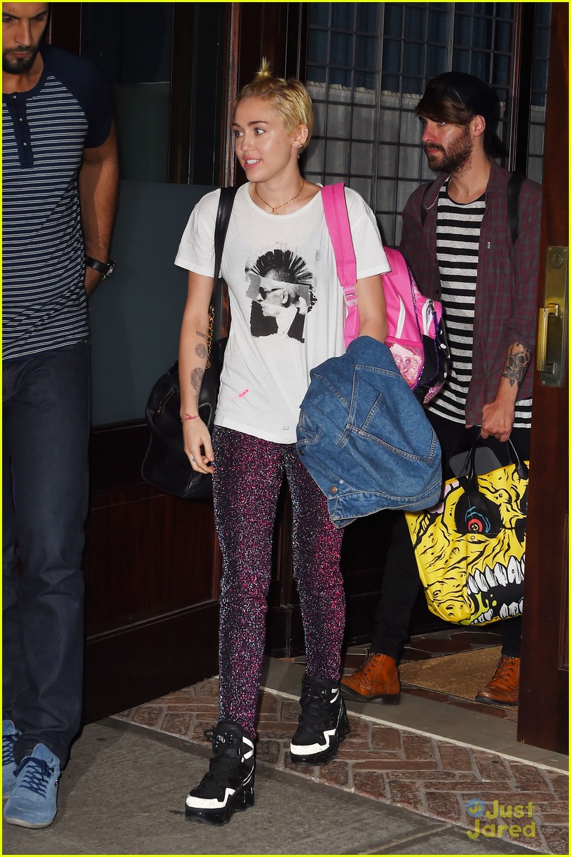 miley cyrus greets fans outside nyc hotel 15
