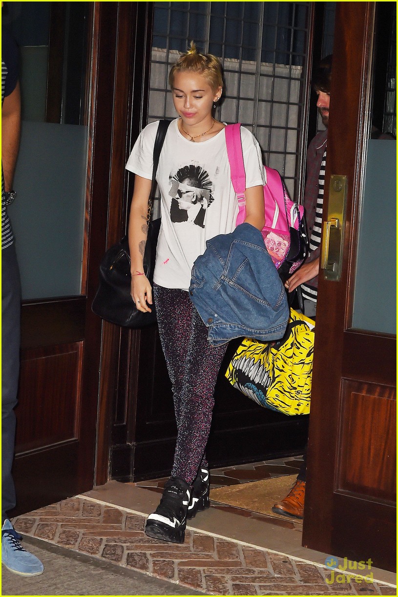 miley cyrus greets fans outside nyc hotel 18
