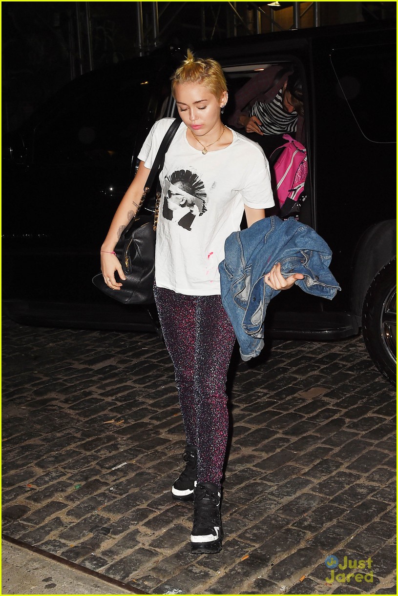 miley cyrus greets fans outside nyc hotel 19