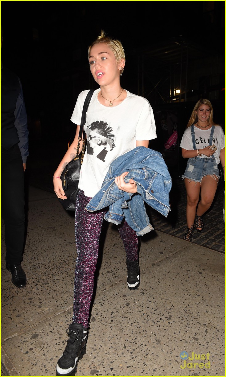 miley cyrus greets fans outside nyc hotel 20