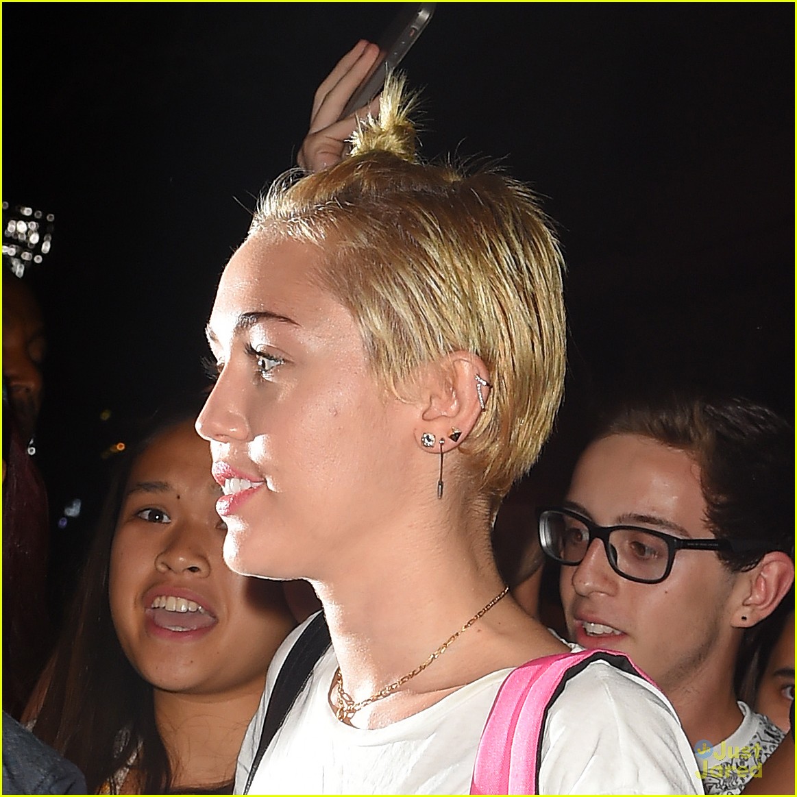 miley cyrus greets fans outside nyc hotel 21